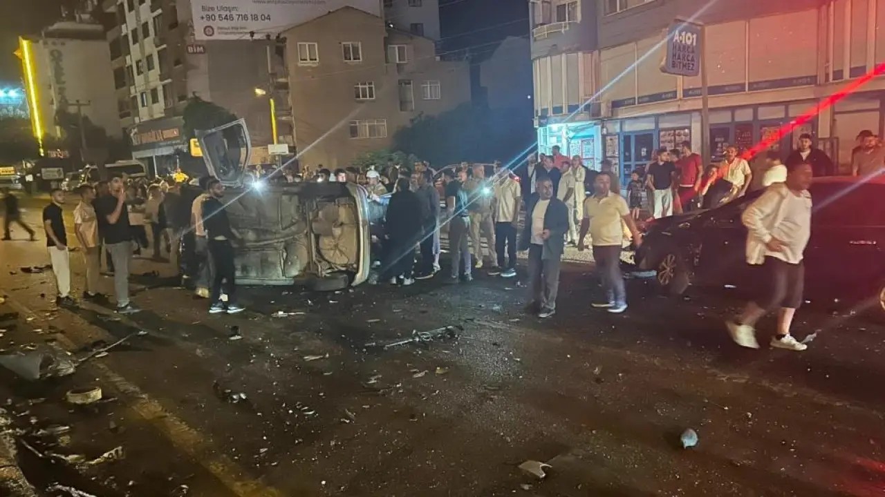 Bursa'nın Orhangazi ilçesinde kırmızı ışıkta geçtiği iddia edilen otomobil, kavşaktan
