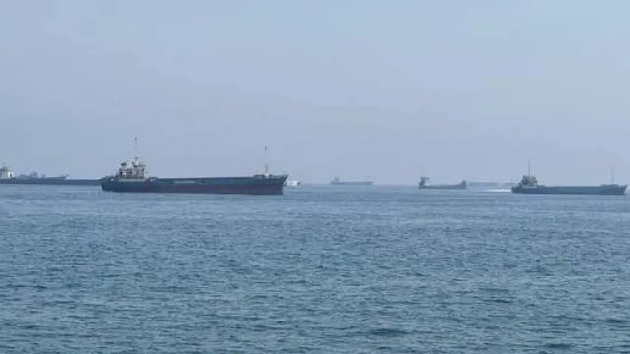 Suudi Arabistan'ın Yenbu kenti açıklarında seyreden bir gemiye mühimmat isabet
