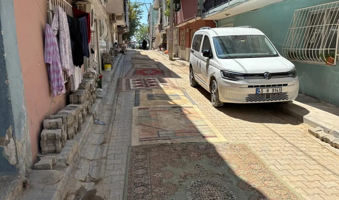 İzmir'in Konak ilçesinde bazı mahalle sakinleri, onarılmayan bozuk yollar nedeniyle