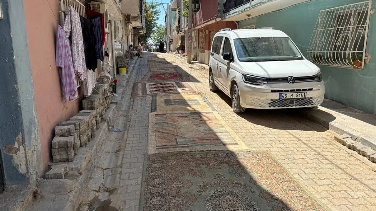 İzmir'in Konak ilçesinde bazı mahalle sakinleri, onarılmayan bozuk yollar nedeniyle