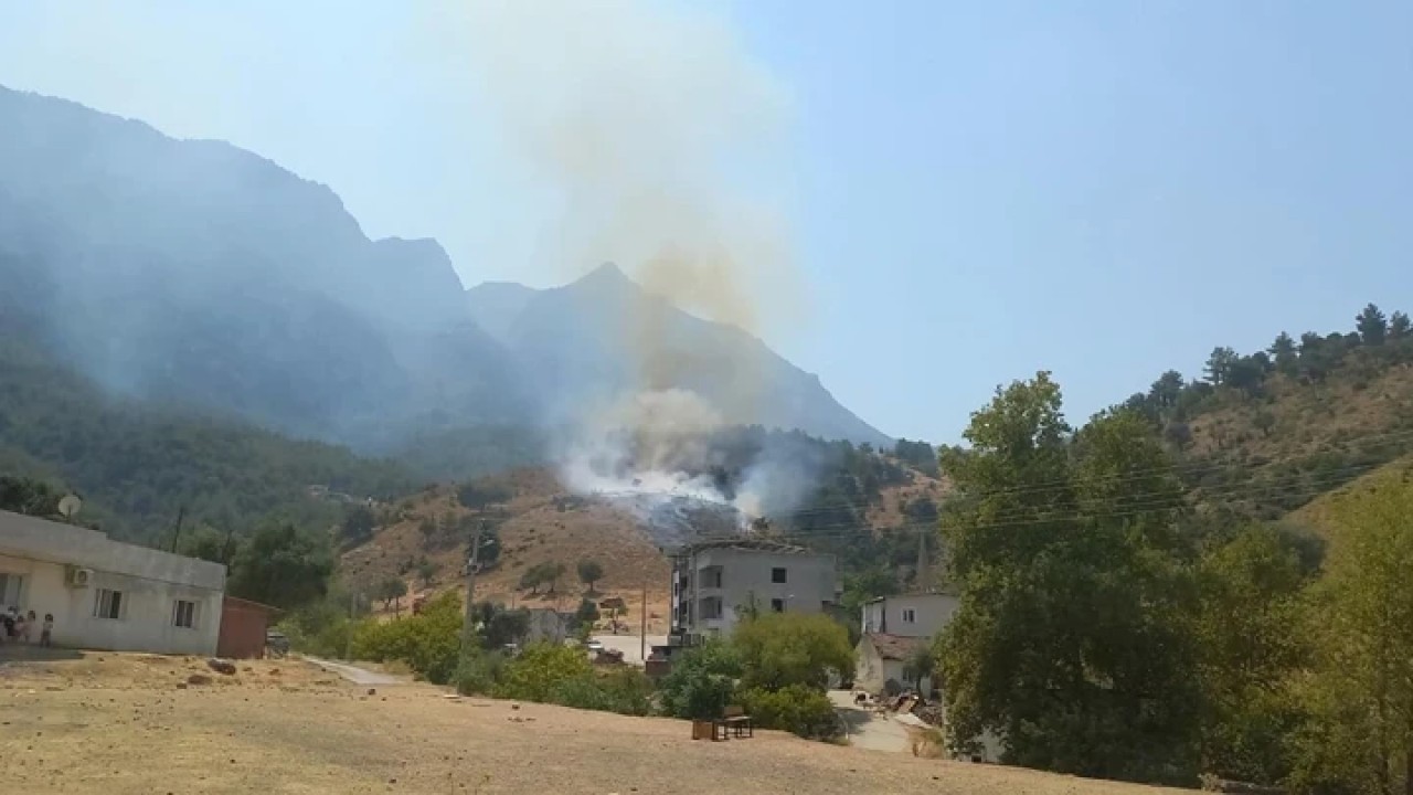 Bölgeye sevk edilen ekipler alevlere hem hava araçları hem de