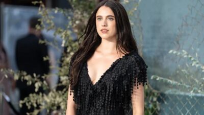 Margaret Qualley, The Dog Stars'ın Londra dünya prömiyerinde Chanel'in tabanı