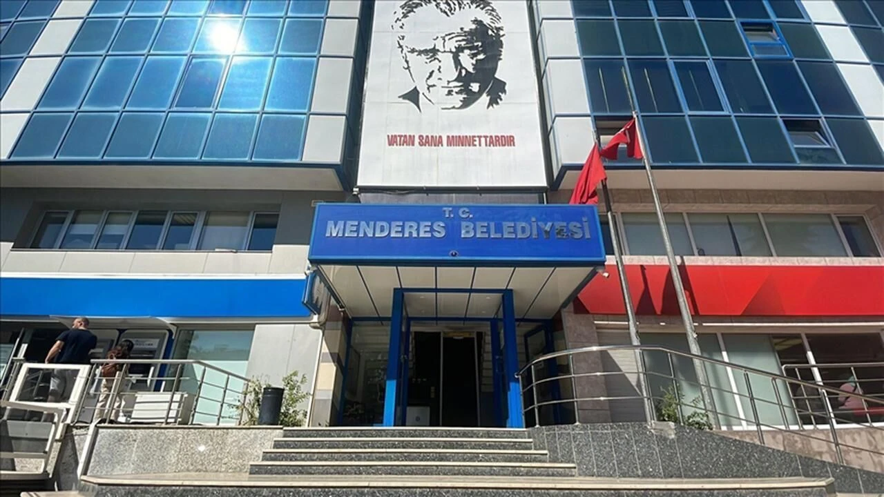 Menderes Belediyesi'ne yapılan operasyon sonucunda Başkan İlkay Çiçek tutuklandı. İzmir