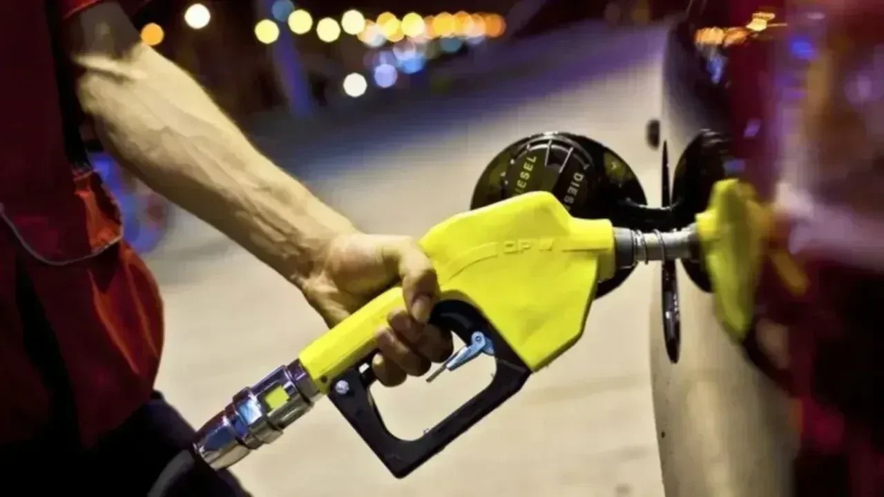 Petrol fiyatlarındaki yükseliş nedeniyle motorine 2,92 TL zam geldi. Zam