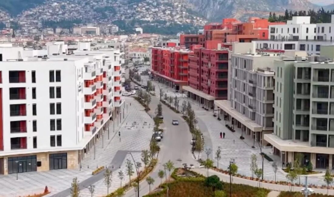 Çevre, Şehircilik ve İklim Değişikliği Bakanı Murat Kurum, Atatürk Caddesi'nde