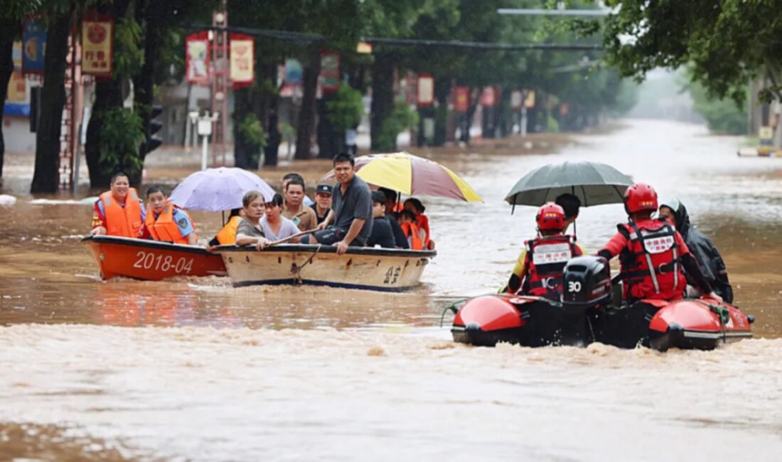 Şiddetli yağış ve rüzgârlar Çin ile Vietnam'da günlük yaşamı aksattı.