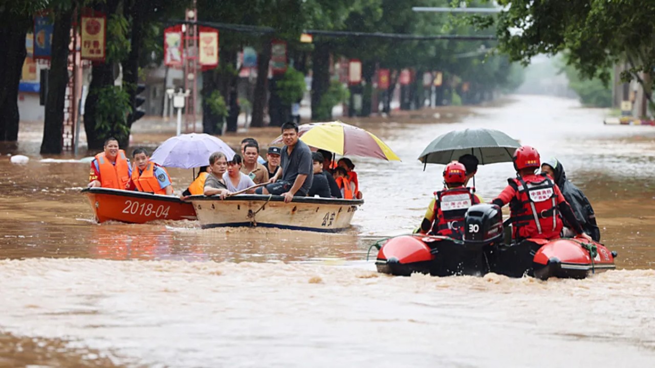 Şiddetli yağış ve rüzgârlar Çin ile Vietnam'da günlük yaşamı aksattı.