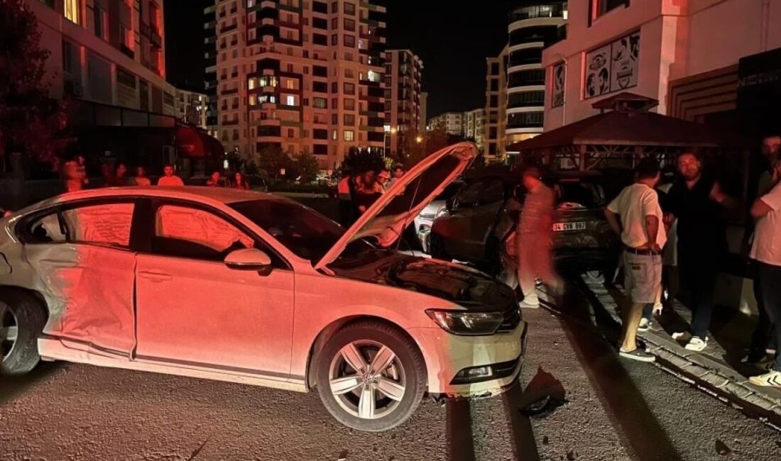 Niğde Aşağı Kayabaşı Mahallesi'nde meydana gelen zincirleme kazada beş otomobil