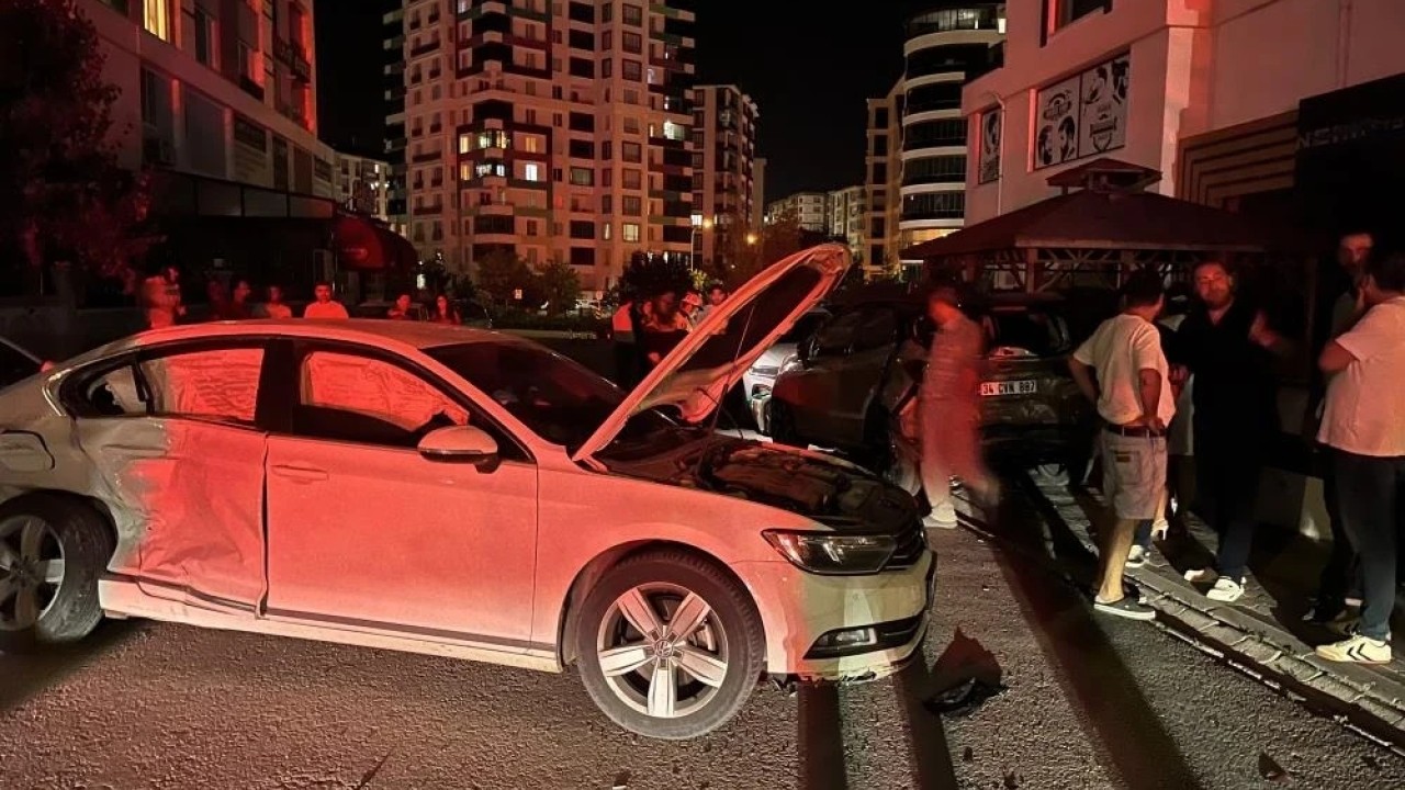 Niğde Aşağı Kayabaşı Mahallesi'nde meydana gelen zincirleme kazada beş otomobil
