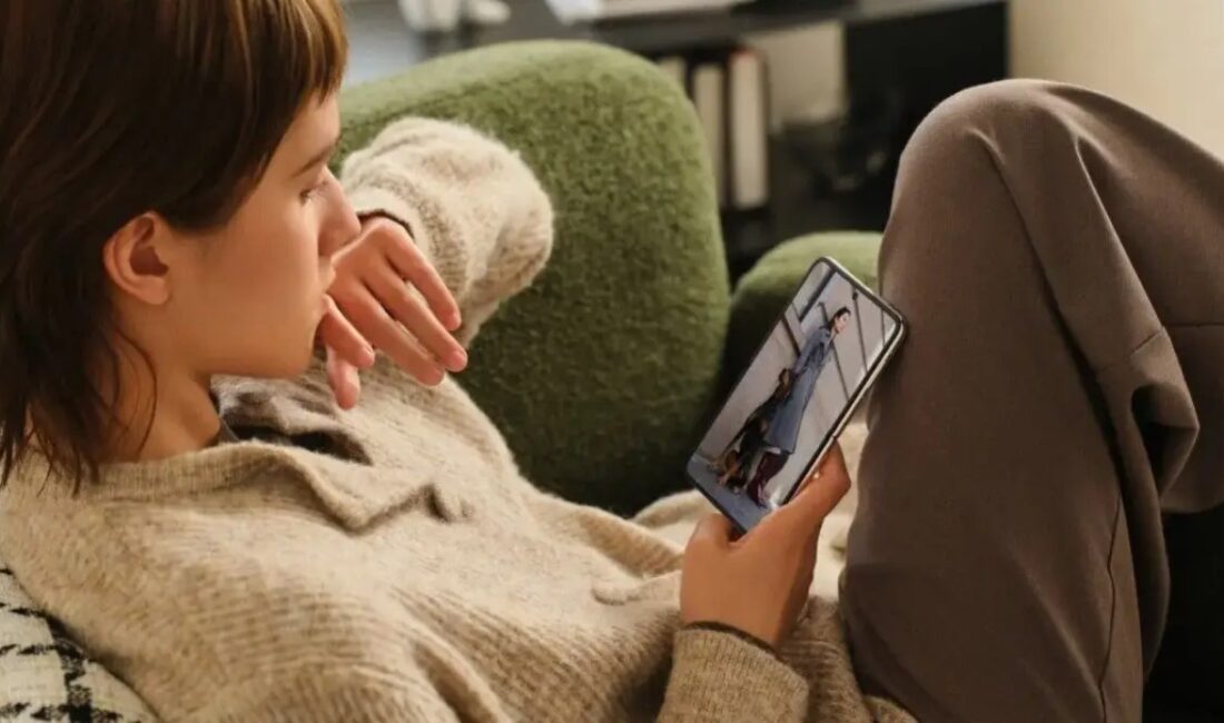 Oppo, katlanmayan geniş ekranlı bir konsept paylaştı. Paylaşılan materyaller, akıllı