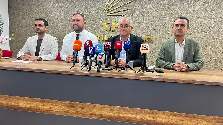 CHP Eski Milletvekili Atila Sertel CHP İzmir İl Başkanlığı'na açıklamalarda