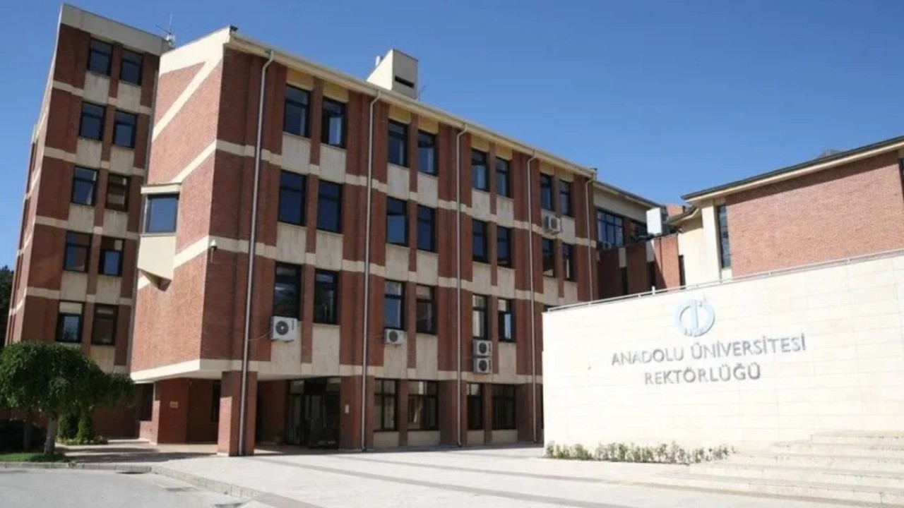 Anadolu Üniversitesi Açıköğretim Fakültesi'nde aktif öğrenci sayısı 1 milyonu aştı.