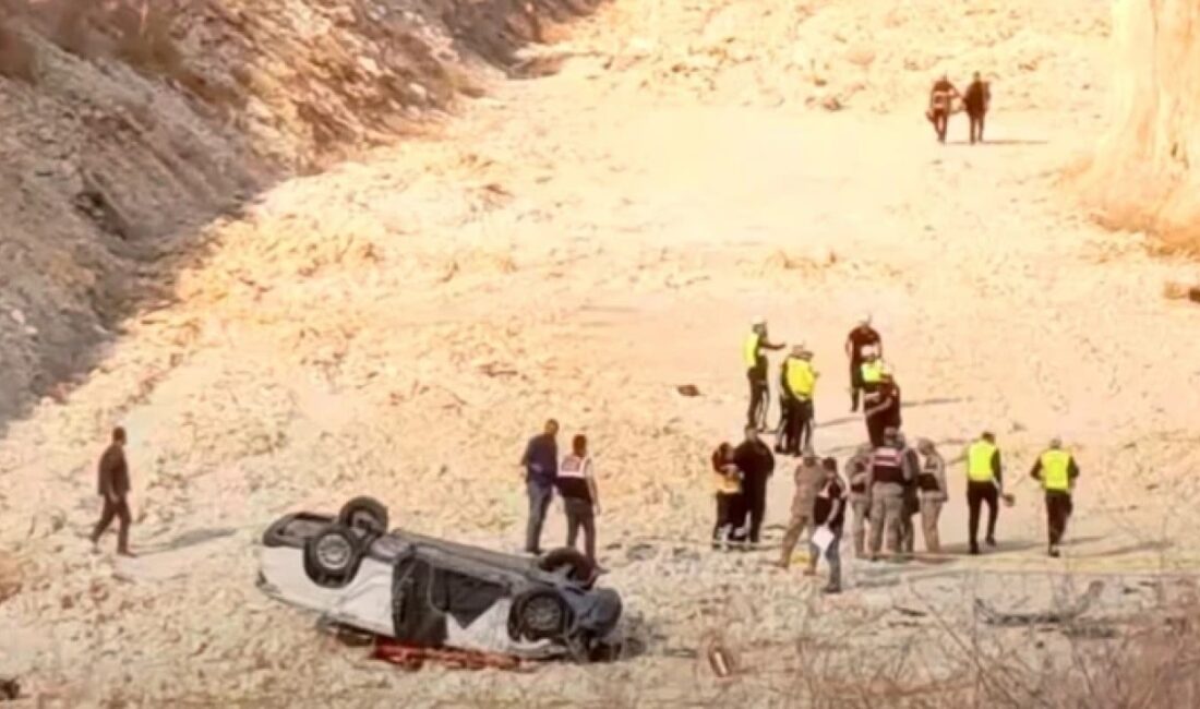 Otomobilin devrilerek yol çalışması yapılan 15 metre yükseklikten alana düşmesi