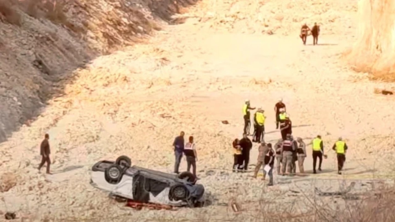 Otomobilin devrilerek yol çalışması yapılan 15 metre yükseklikten alana düşmesi