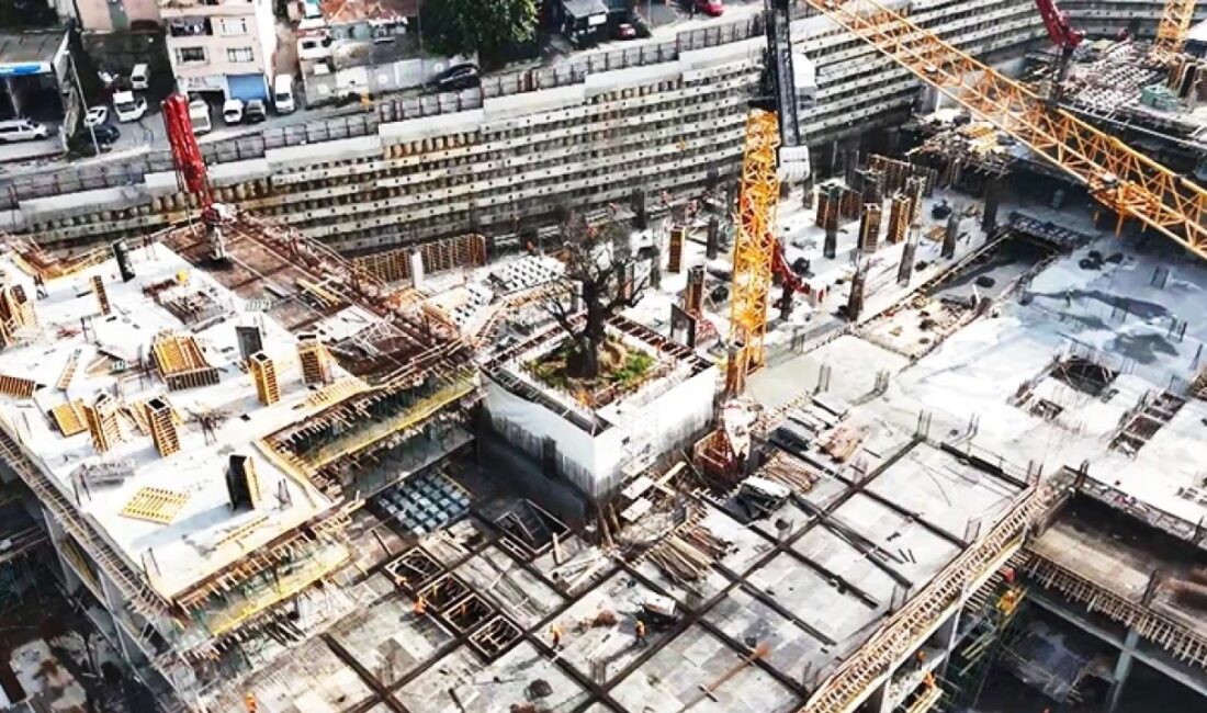 Haliç kıyısındaki tarihi tersanede, fore kazıklardan oluşan küçük bir alanda